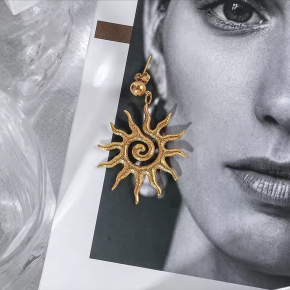 18K Gold Radiant Sun Earrings NEW! - Picture 1 of 11